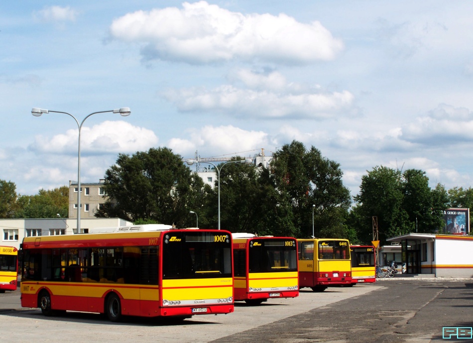 1007, 1013, 6402, 1001
Zdarzył się także ikarus.
Słowa kluczowe: SU10 1007 1013 1001 IK260 6402 ZajezdniaOstrobramska 2011