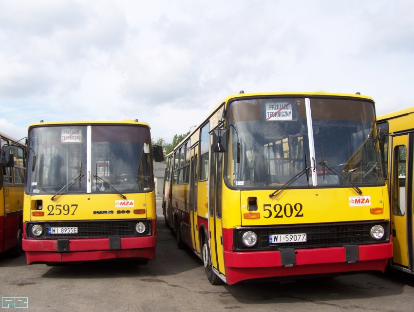 5202
Po odbudowie bizon wciąż stacjonował na Ostrobramskiej. I tak - pomimo wszelkich wytycznych, jest do dzisiaj.
Słowa kluczowe: Ik280 5202 ZajezdniaOstrobramska 2010