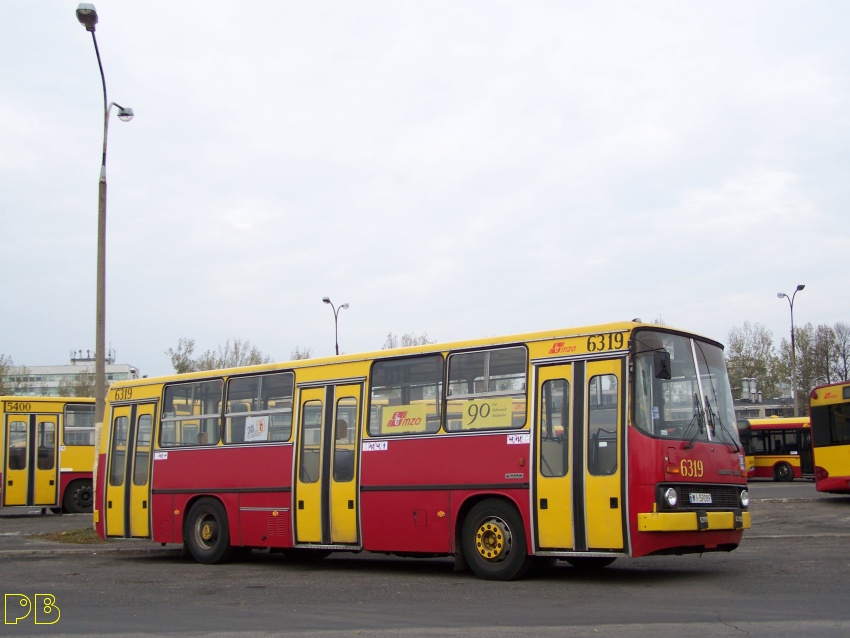 6319 
Teraz mam olbrzymią niespodziankę dla wszystkich Miłośników. Ten autobus, decyzją Prezesa i Zarządu MZA został właśnie zakwalifikowany do odbudowy według wzorców historycznych, podobnie jak 5254. Po odbudowie wraca do swojego pierwotnego numeru taborowego - 6330 (!!!) 
W ciągu dwóch tygodni, po przesłaniu decyzji na Ostrobramską i wykonaniu przez R10 opisu technicznego - pojawi się na ORT, obok 5254. 
Nie żeby komukolwiek włazić w..., ale naprawdę, duży szacunek dla Prezesa i Zarządu Spółki - dzięki Nim ten autobus, podobnie jak 5254, będzie jak fabrycznie nowy! 
A my znowu detali dopilnujemy...
Słowa kluczowe: Ik260 6319 ZajezdniaOstrobramska 2010