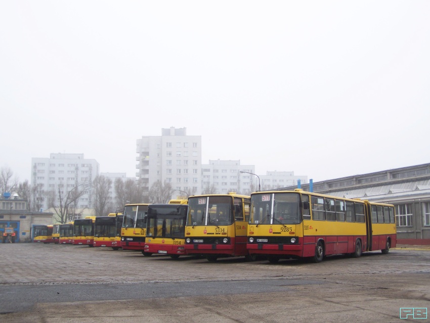 5285, 5334
Od 1 marca Włościańska stała się bazą postojową dla dodatków ze Stalowej i Redutowej. Wszystkie wozy widoczne na zamglonym zdjęciu to dodatki.
Słowa kluczowe: MZA R13 Ikarus280 5285 5334 2012