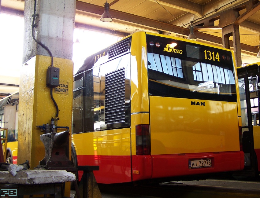 1314
Końcówka remontu.
Słowa kluczowe: MZA R13 MANNM223.3 1314 2012
