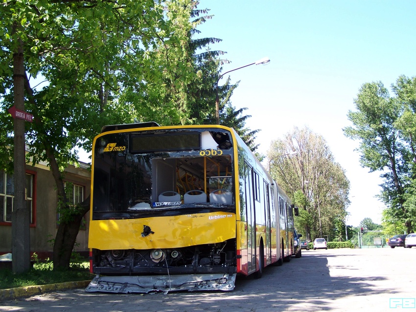 8565
Po niedawnym uderzeniu w tył przez tramwaj, czeka na solidną naprawę. 
Trzeba jednak przyznać (patrząc także na zdemolowany przód uboota), że konstrukcja nowego solarisa jest bardzo mocna - kratownica modułu tylnego nie odkształciła się. Autobus podczas wypadku dostał prosto w silnik powieszony na tejże konstrukcji. Widać (bez wazeliny), że inżynierowie naprawdę dobrze odrobili lekcje.
Słowa kluczowe: MZA R6 SU18 8565 2012