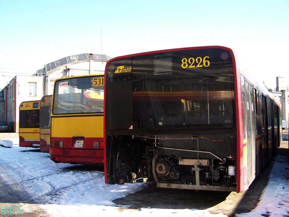 8226
Uszczelnianie silnika.
Słowa kluczowe: SU18 8226 ORT 2011