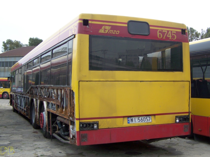 6745
Już nie pojedzie. Ex 6755 R5
Słowa kluczowe: Neoplan N4020 R11