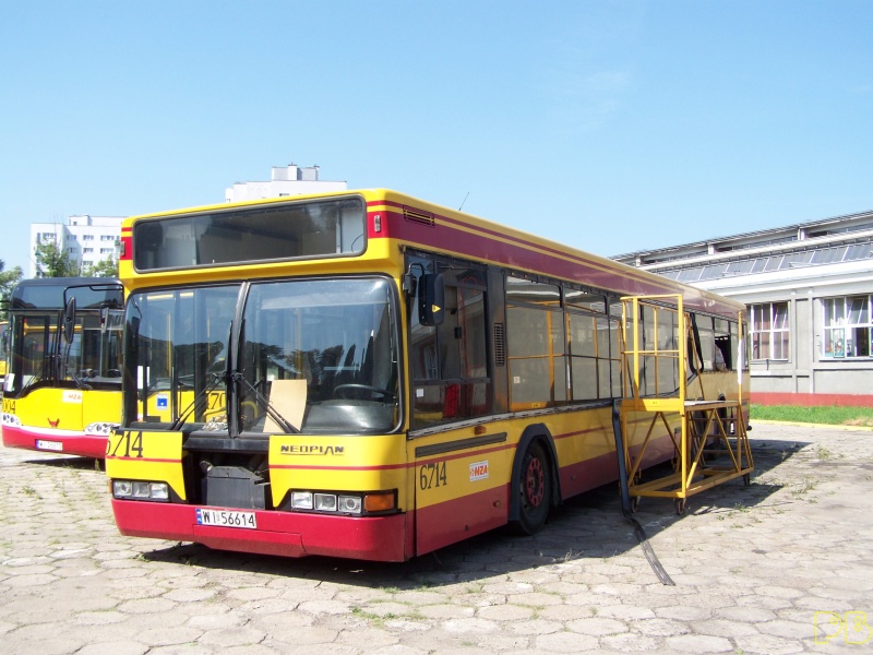 6714
Degradacja postępuje. Część listew oddał 6430
Słowa kluczowe: Neoplan N4020 R11