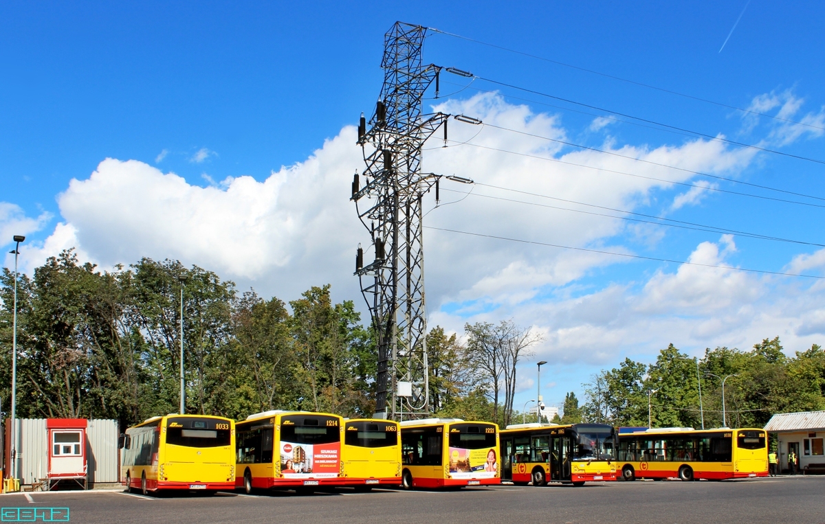 1033, 1063, 1061, 1038, 1214, 1221
Nie są elektryczne, za to stacjonują pod dużym napięciem.
Słowa kluczowe: SM12 1033 1063 1061 1038 1214 1221 ZajezdniaWoronicza 2021