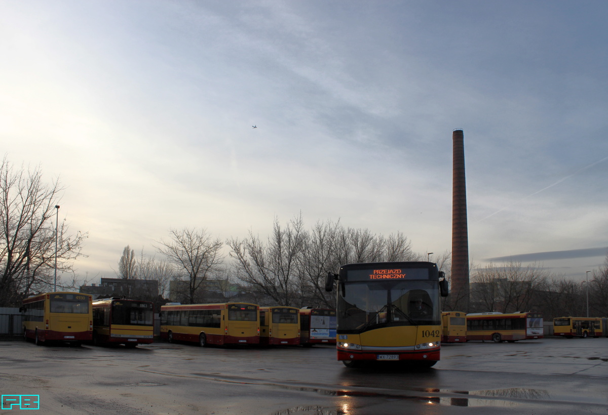 1042
Kijem bym z domu nie wygnał w taką pogodę. 
On jednak goni na... wieczorną popołudniówkę.
Słowa kluczowe: SU10 1042 ZajezdniaStalowa 2017