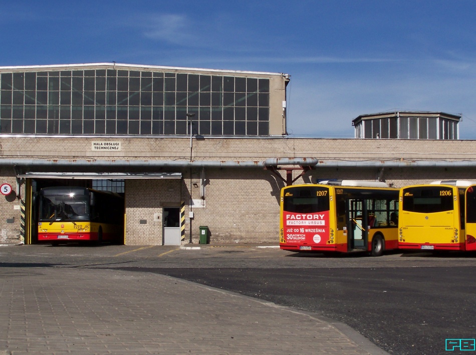 1212, 1207, 1206
Niegdyś podobnie uwieczniony kogucik wyjeżdżał z Hali Mirowskiej.
Widać to w galerii "Foto sprzed lat".
Słowa kluczowe: SM12 1212 1207 1206 ZajezdniaWoronicza 2015