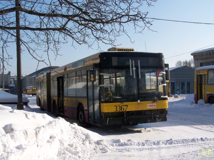 3367
W zimowym słońcu czeka na naprawę
Słowa kluczowe: MAN NG313 R13