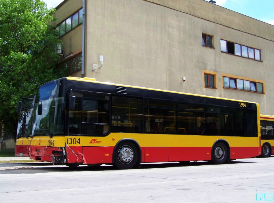 1304
On na trasach już się chyba nie pojawi.
Miesiąc temu miał wymienianą przednią szybę...
Słowa kluczowe: NM223.3 1304 ZajezdniaStalowa 2015