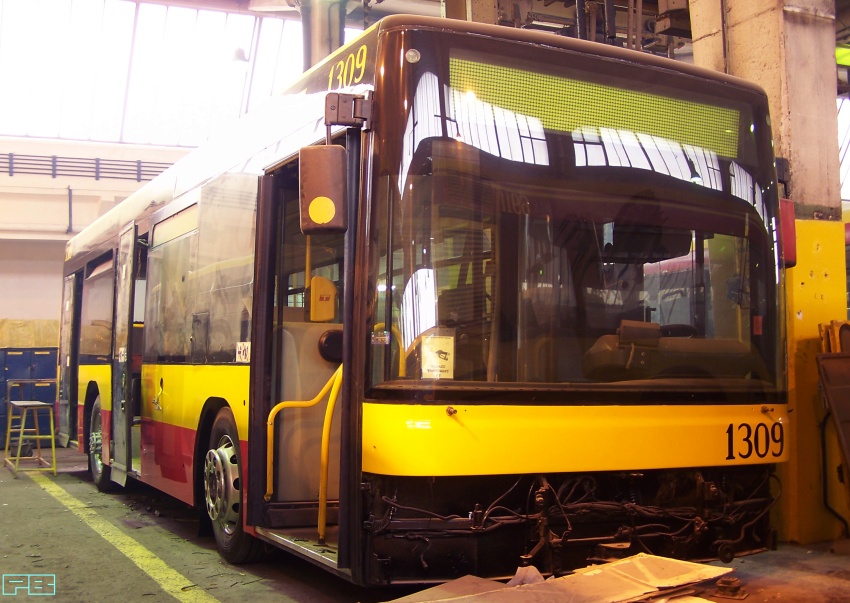 1309
MANik w trakcie remontu
Słowa kluczowe: MZA R13 MANNM223.3 1309 2012