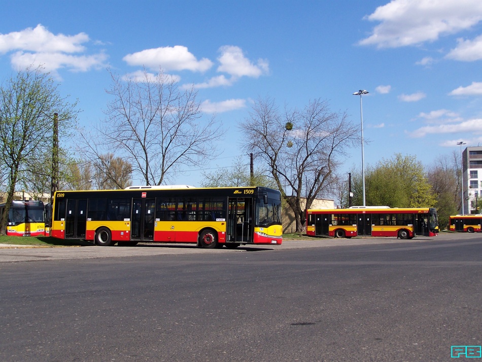 1509, 1113
W alei Solarisów. Niemal wszystkie na trasach.
Słowa kluczowe: SU12 1509 1113 ZajezdniaKleszczowa 2015