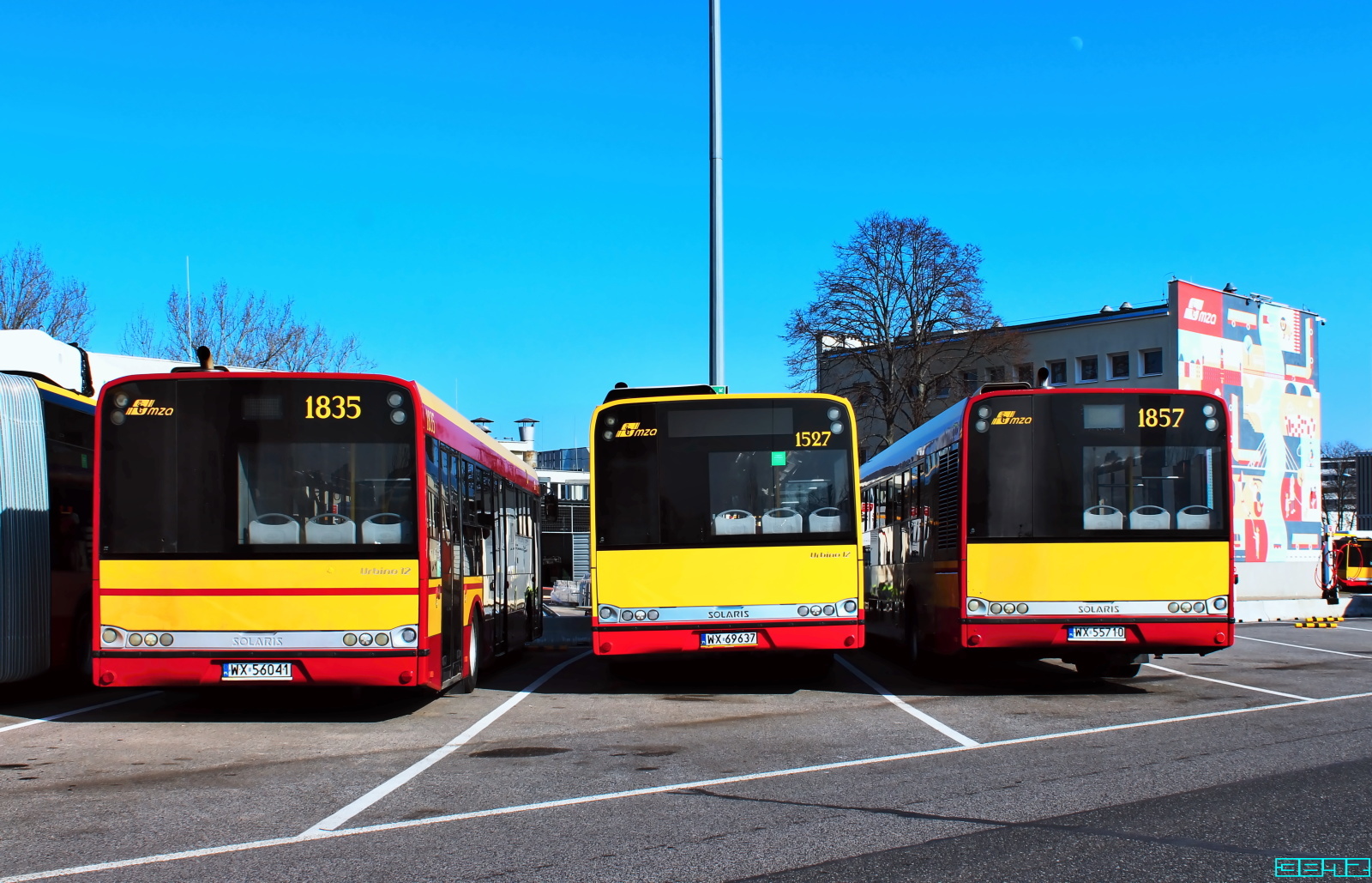 1527, 1835, 1857
1835 odbudowany na R10 po trafieniu tramwajem w bok trzyma się nieźle.
Słowa kluczowe: SU12 1527, 1835, 1857 ZajezdniaOstrobramska 2023