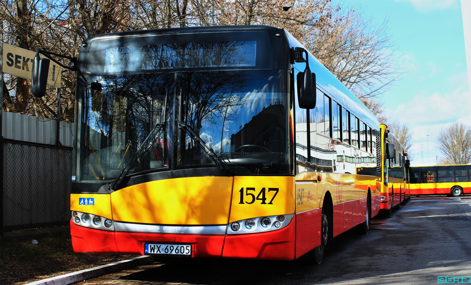 1547
Przeszczep przodu i tyłu został dokonany ze starszych SU12 wycofanych już ze służby na Stalowej.
Słowa kluczowe: SU12 1547 ZajezdniaStalowa 2023