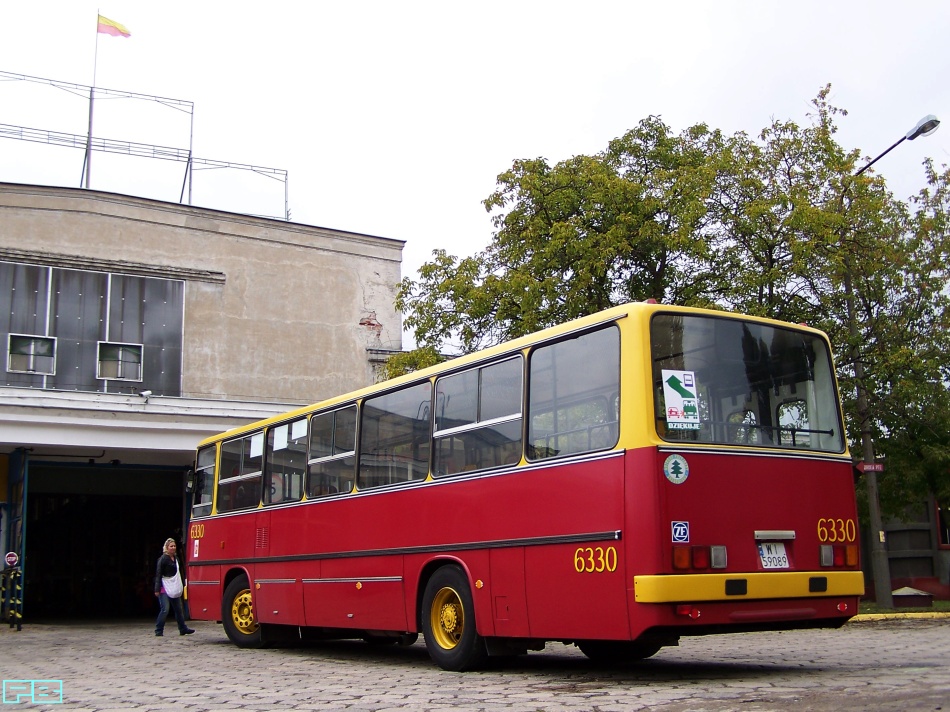 6330
W nagrodę, jako ostatnią obsadę schodzącego ze służby liniowej zabytku, dostaliśmy dzisiaj Anię, przemiłą Panią kierującą autobusami na Stalowej. Strasznie lubi prowadzić Ikarusy co było widać, bo super się za Nią jechało ze Stalowej na Włościańską. Podziwiamy kunszt i pozdrawiamy!
Słowa kluczowe: IK260 6330 ORT 2013