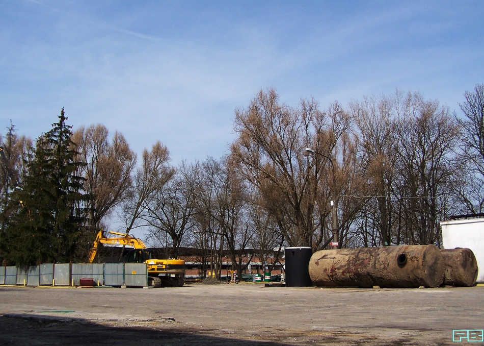 Stacja paliw ORT
Będzie nowa stacja paliw na CWSie. Po starej pozostały jedynie skorodowane zbiorniki (na złom).
Słowa kluczowe: StacjaPaliw ORT 2013