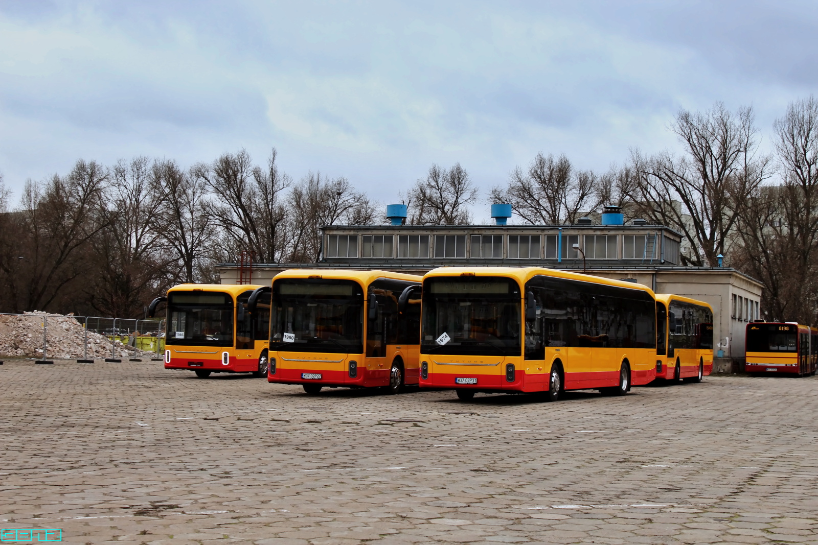 1974, 1980, 1985
Mamy komplet Yutongów.
Słowa kluczowe: YutongU12E 1974 1980 1985 ORT 2024