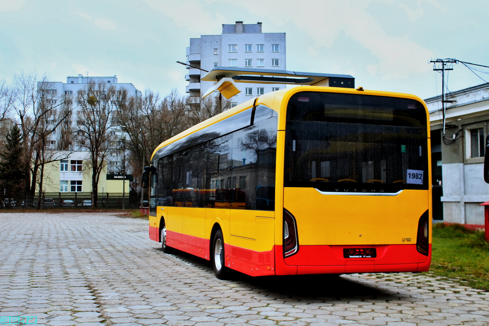 1982
Busnex, który pośredniczy w sprzedaży Yutongów zatrudnia w swoim serwisie rdzennych Chińczyków. To przemili, kulturalni, bardzo czyści i wykształceni młodzi ludzie. Mówią płynnie po angielsku, a niektórzy po polsku. Wręcz zaginają nas...
Słowa kluczowe: YutongU12E 1982 ORT 2024