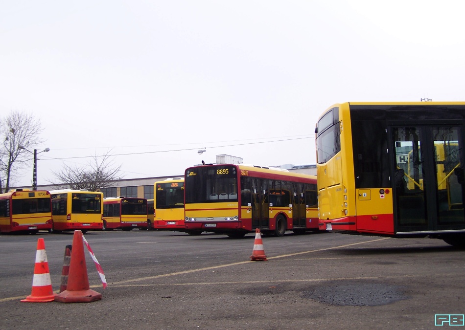 2001, 8895
Mnogość typów autobusów na Kleszczowej  powala.
Słowa kluczowe: SM18 2001 SU18 8895 ZajezdniaKleszczowa 2014