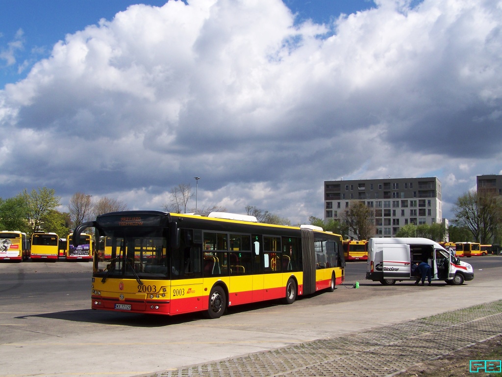 2003
Serwis Cumminsa w akcji.
Oto jeden z kilku Solbusów, który ma panele fotowoltaiczne na dachu.
Słowa kluczowe: SM18 2003 ZajezdniaKleszczowa 2016