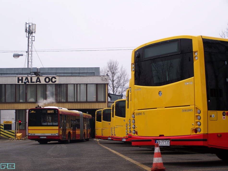 2009
Solbusy na tle Solarisa. 
Technologicznie wbrew opiniom jest podobnie. 
Pozostaje kwestia wykonania. I renomy. I te śrubki na świetliku...
Słowa kluczowe: SM18 2009 ZajezdniaKleszczowa 2014