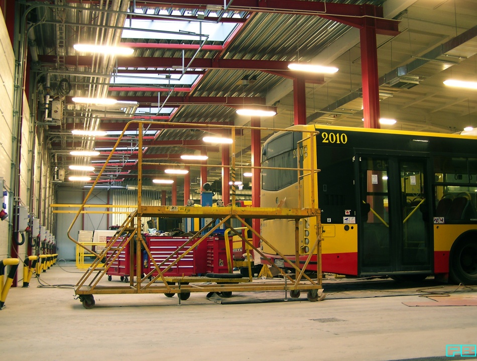 2010
Autobusy już w nowej hali. 
Fruwający kurz - zniknie po zakończeniu prac w starej części hali.
Słowa kluczowe: SM18 2010 ZajezdniaKleszczowa 2014