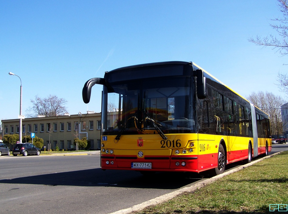 2016
Solbus prezentuje się przed biurowcem na Kleszczowej.
Słowa kluczowe: SM18 2016 ZajezdniaKleszczowa 2014