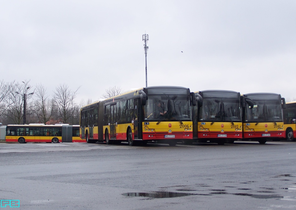 2017, 2006, 2012, 2041
Siąpi na kleszczowe Solbusy.
Słowa kluczowe: SM18 2017 2006 2012 2041 ZajezdniaKleszczowa 2015