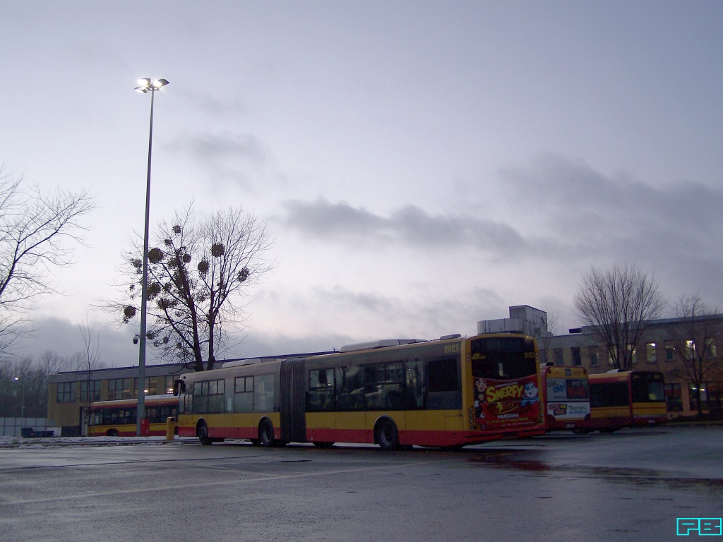 2023
Złapał nas już wieczór. 
Solbus wciąż nieczynny.
Słowa kluczowe: SM18 2023 ZajezdniaKleszczowa 2016