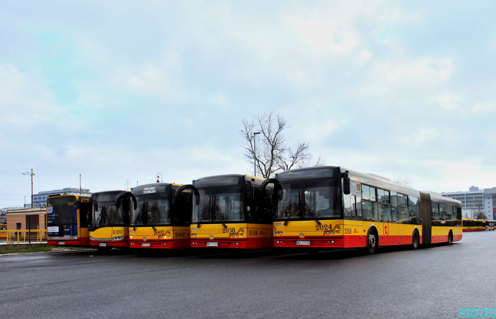 2024, 2038, 2002, 8320, 8535
Kolega Solbusów: 2039, miał przygodę nieopodal zajezdni. Spalił mu się osprzęt silnika. Na szczęście oprócz osmolonej komory silnika nic mu się nie stało. Żyje. System gaśniczy zadziałał.
Słowa kluczowe: SM18 2024 2038 2002 2015 SU18 8320 8535 ZajezdniaWoronicza 2023