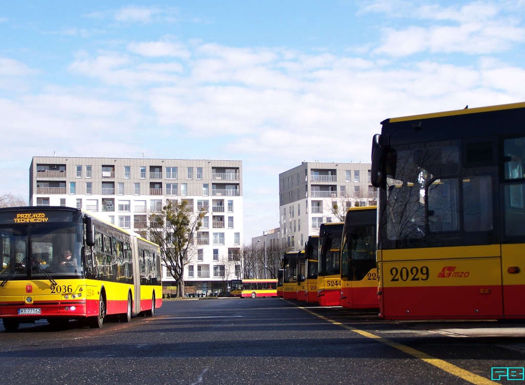 2036, 2029
2036 pędem uciekło z kadru.
Słowa kluczowe: SM18 2036 2029 ZajezdniaKleszczowa 2017