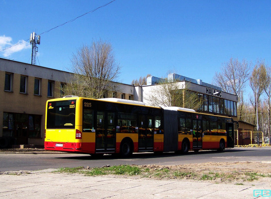 2215
Czeka przed halą. Będą dłubać.
Słowa kluczowe: ConectoG 2215 ZajezdniaKleszczowa 2015