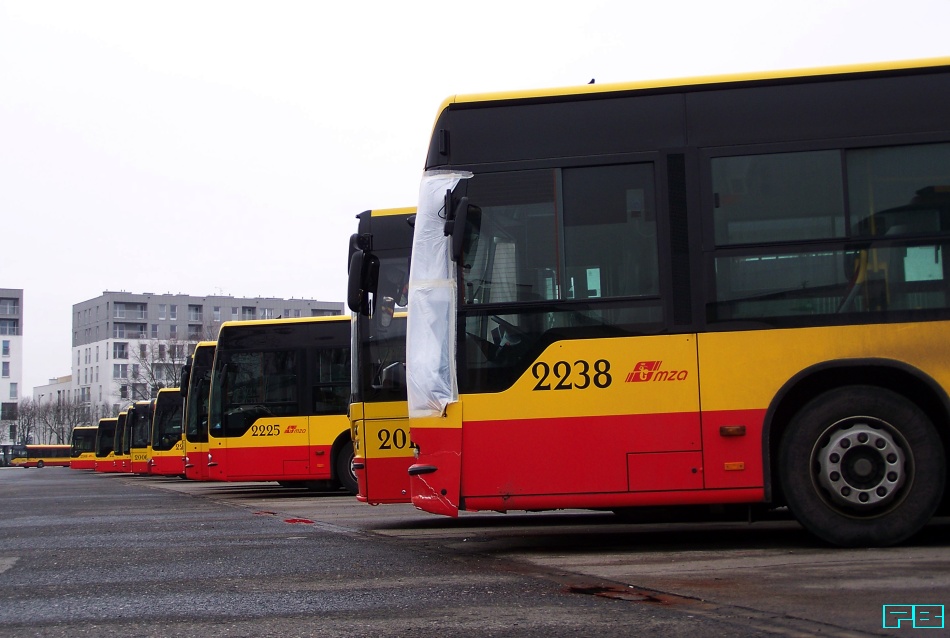 2238
Tabor po nowemu na Kleszczowej.
Mercedes czeka na naprawę.
Słowa kluczowe: ConectoG 2238 ZajezdniaKleszczowa 2015