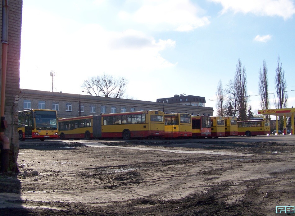 2249
Ciekawy eksponat wygląda zza padłej kotłowni. 
Czary Mary. Mercedes zdarzył się na upadającej i co raz bardziej jednak old skulowo modnej Redutowej... 

Słowa kluczowe: ConectoG 2249 ZajezdniaRedutowa 2013