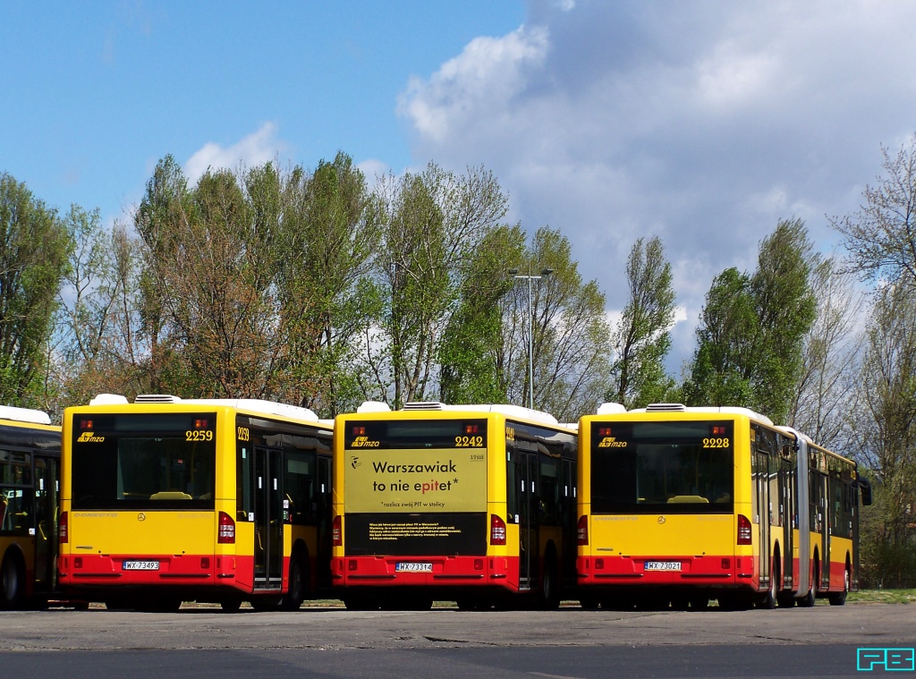 2259, 2242, 2228
Mercedesy czekają na wyjazdy.
Słowa kluczowe: ConectoG 2259 2242 2228 ZajezdniaKleszczowa 2016