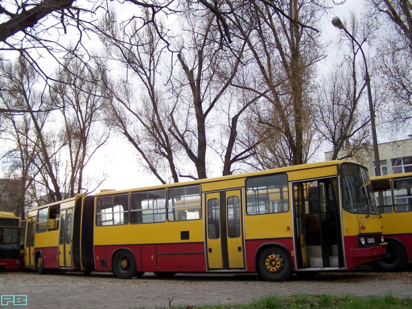 5202
To już koniec. Dzisiaj wrócił zdefektowany na holu. Ze Stalowej trafił na plac kasacyjny na Włościańskiej. 
Nie ma już 5250...
Słowa kluczowe: IK280 5202 ORT 2013