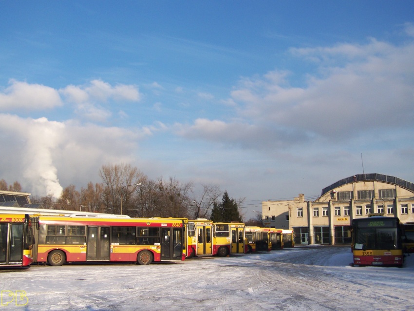 3322
Dzisiaj 3322 został zaholowany do fabryki MANa w Sadach. Tam przejdzie gruntowną, drugą już w tej fabryce odbudowę. Pamiętajmy bowiem, że niedawno całkiem, jako 3608 po rozerwaniu przez tramwaj na Placu Wilsona, był w MANie odtwarzany. To niezwykle pechowy autobus... A może i szczęśliwy - będzie to jedyny w zasadzie nowy MAN NG313!
Słowa kluczowe: MAN NG313 R13