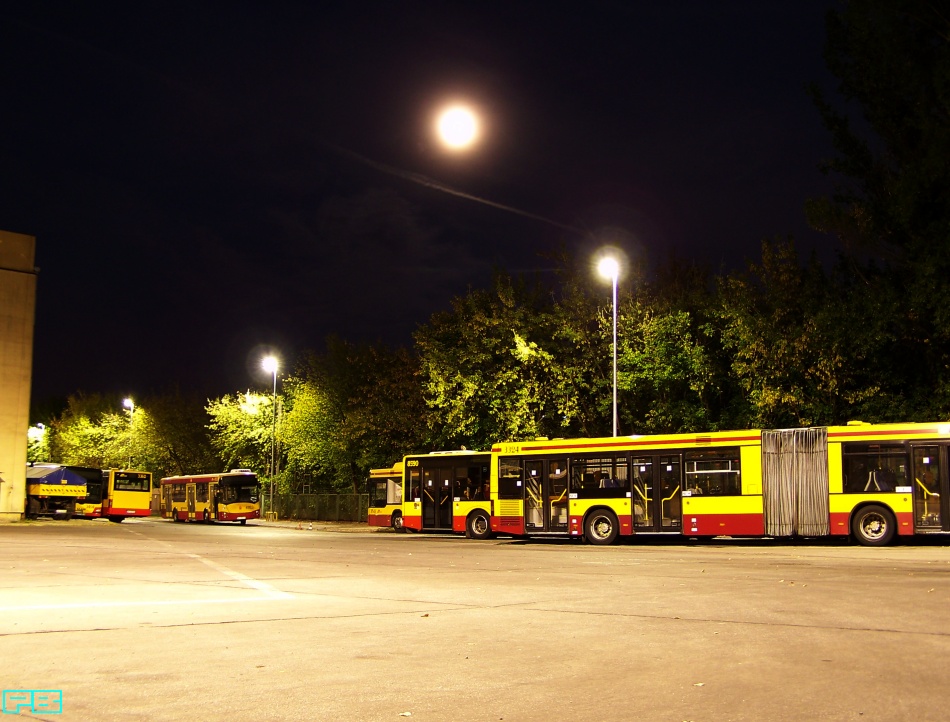 3324
Autobusy postawione zostały w nowym świetle.
Księżyc zawisł nad nimi.
Słowa kluczowe: NG313 3324 ZajezdniaStalowa 2015