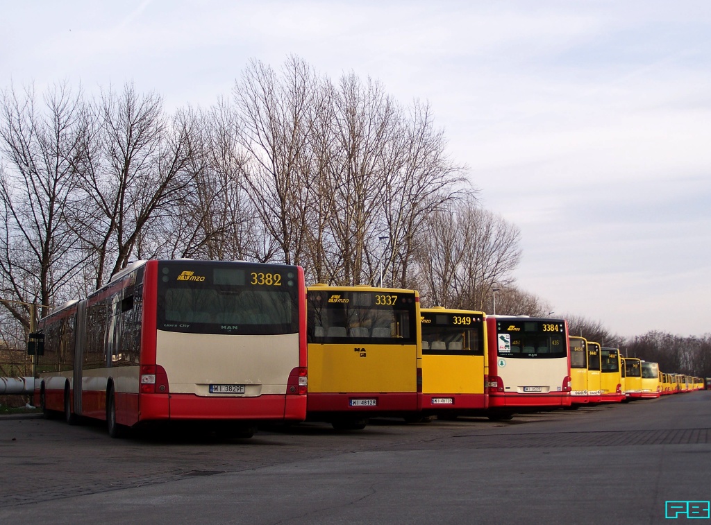 3382, 3384
Twardo trzymają formę.
Słowa kluczowe: Lion'sCityG 3382 3384 ZajezdniaStalowa 2015