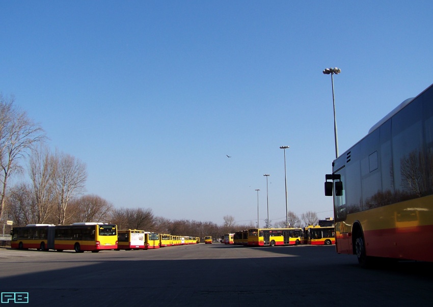 3401, 3402
Dużą jest zajezdnia Stalowa. Ponad 320 autobusów to niezły wynik. Widać tu jednak gospodarską rękę. 
Pana, który ten żywioł okiełznał dobrze znamy i gorąco pozdrawiamy.  ;)
Słowa kluczowe: Lion'sCityG 3401 3402 ZajezdniaStalowa 2013