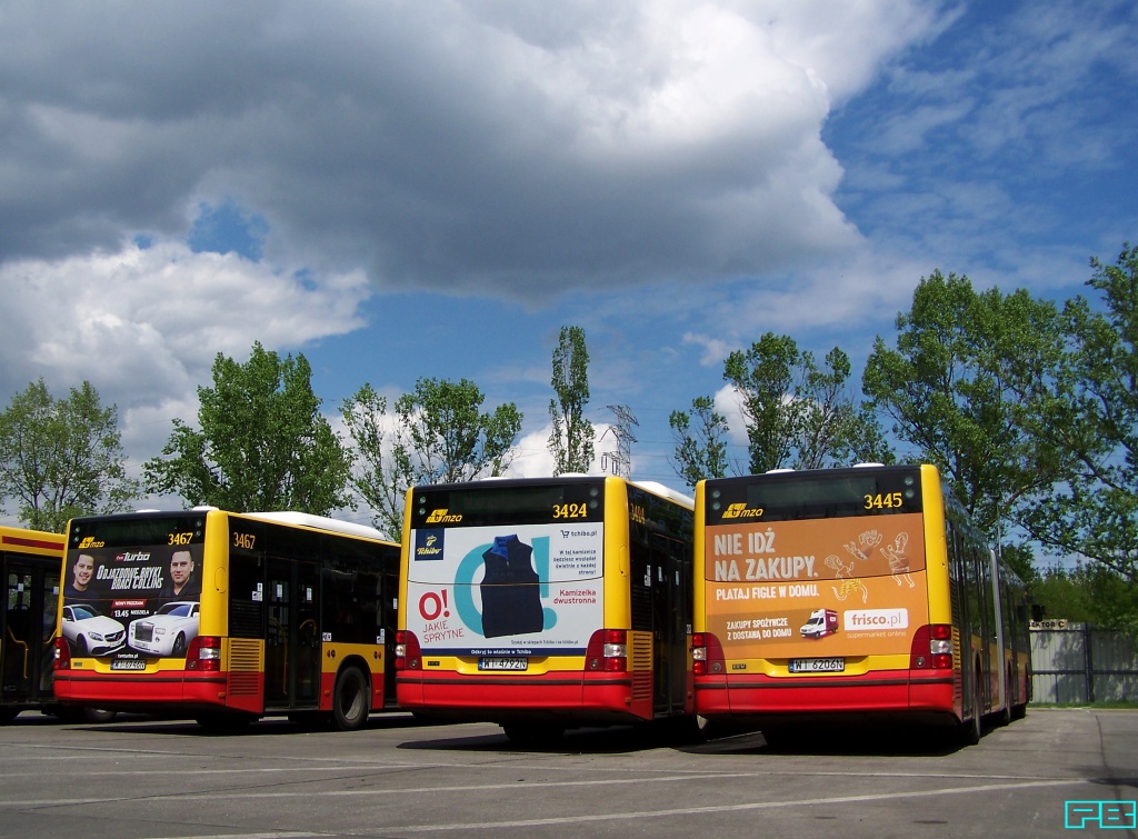 3467, 3424, 3445
Na nich nie ma rys. Nawet najstarsze z serii NG estetycznie nie odstają od standardów. Narożniki i burty nie są poobdzierane, choć lata mają.
Załodze ze Stalowej należy się za to uznanie.
Słowa kluczowe: Lion'sCityG 3467 3424 3445 ZajezdniaStalowa 2016