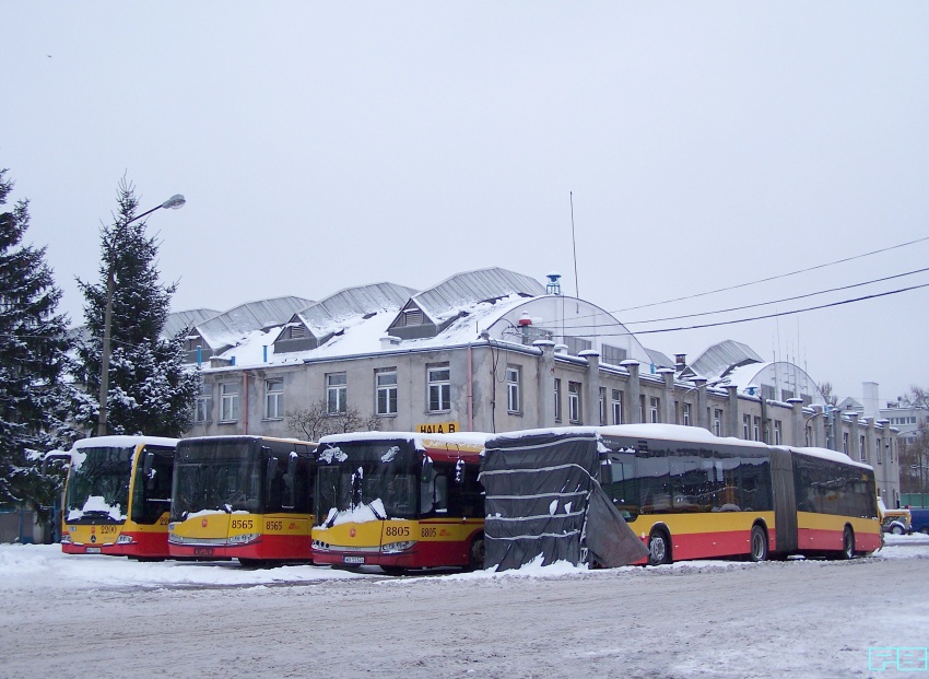 3469, 8805
Po stłuczkach czekają na naprawę.
Słowa kluczowe: Lion'sCityG 3469 SU18 8805 ORT 2013