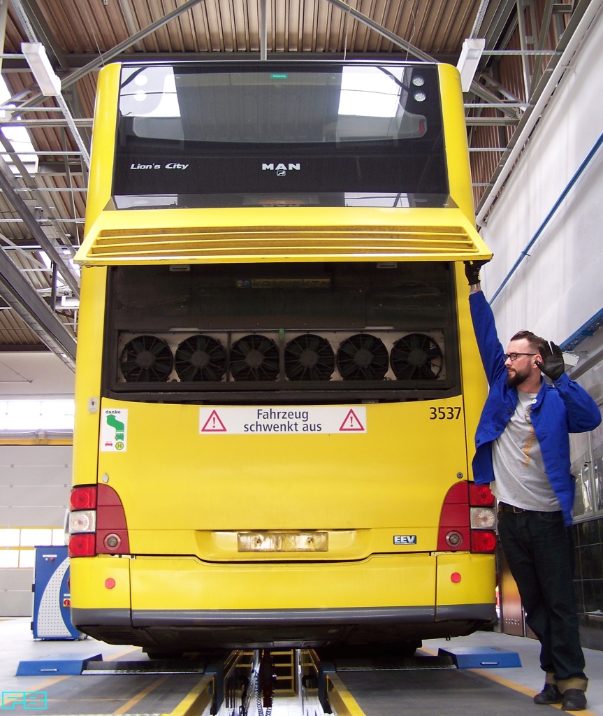 3537
Autobus ma sprytnie ukrytą klimatyzację. Oto agregat Konvekta, tuż nad komorą silnika.
Jednak zatem nikt nie usmaży się na górnym pokładzie. ;)
Słowa kluczowe: Lion'sCityDD 3537 ZajezdniaStalowa 2016