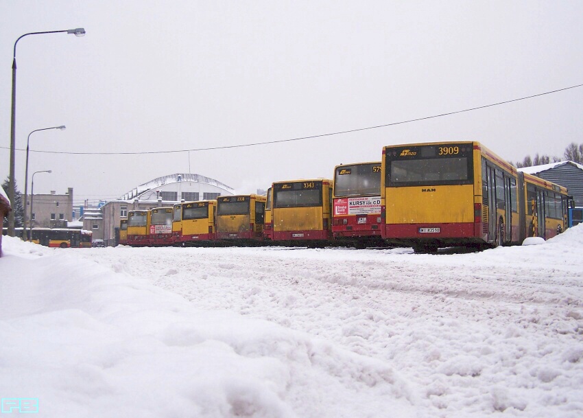 3909, 3343
NG313 zastępują powoli Ikarusy, jednakże bez remontów wkrótce podzielą ich losy. Są bowiem mocno obdrapane i połatane. Pobieżnie wyremontowano jedynie kilka sztuk.
Słowa kluczowe: NG313 3909 3343 ORT 2013