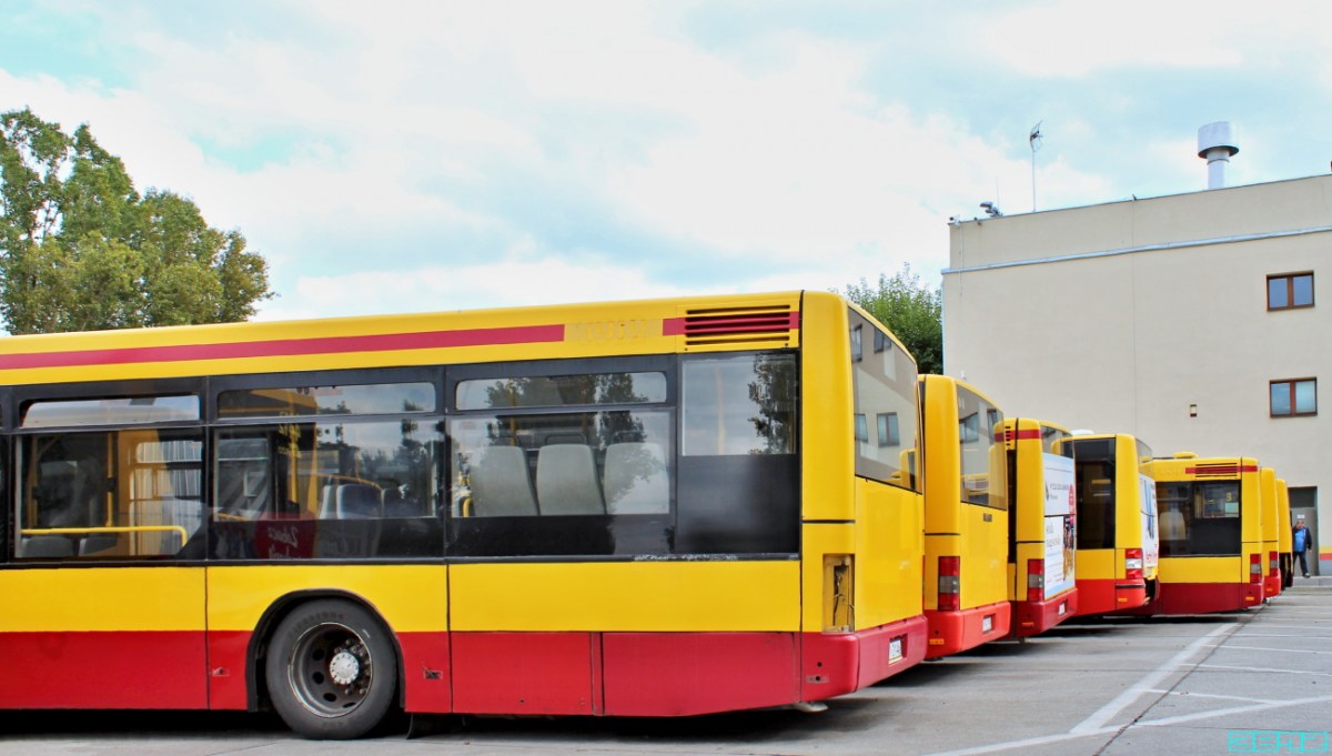 3912
MAN wygrzewa się na wiosennym już słońcu.
Słowa kluczowe: NG313 3912 ZajezdniaStalowa 2015