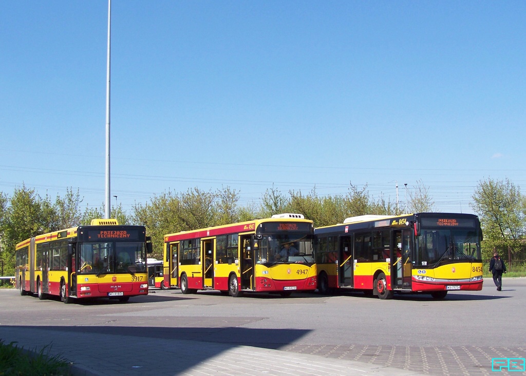 3917, 4947, 8454
Stoją w miejscu przyszłej wentylatorni metra.
Słowa kluczowe: NG313 3917 M121I 4947 SU18 8454 ZajezdniaStalowa 2016