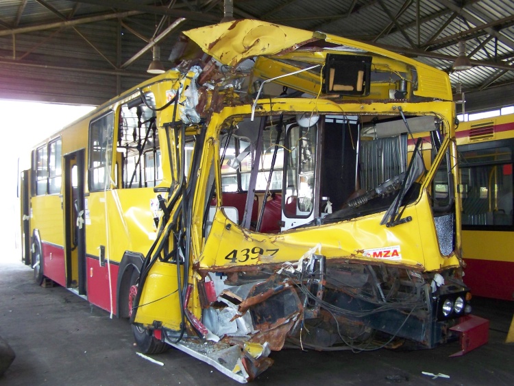 4397
Szkoda, bo dobry był to autobus. To już pożegnalne zdjęcia.
Słowa kluczowe: Jelcz 120MM R9, R6