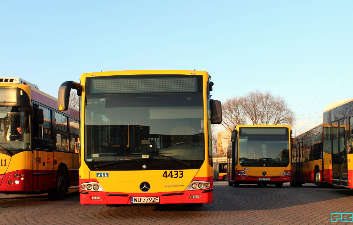 4433, 4401
Okazuje się, że prosty pulpit Mercedesa w praktyce bardzo się sprawdza. 
Ponoć autobusem kieruje się lekko, a on sam jest przewidywalny w swych zachowaniach.
Słowa kluczowe: Conecto 4433 4401 ZajezdniaStalowa 2017