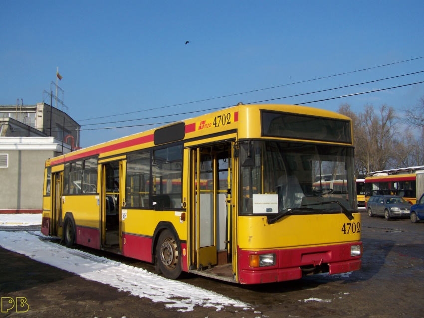 4702
Już sępy nad nim latają.
To pierwsza tak spektakularna mechaniczna kasacja gniota. 4798 jest jeszcze w miarę kompletny.

Słowa kluczowe: Jelcz M121M R10