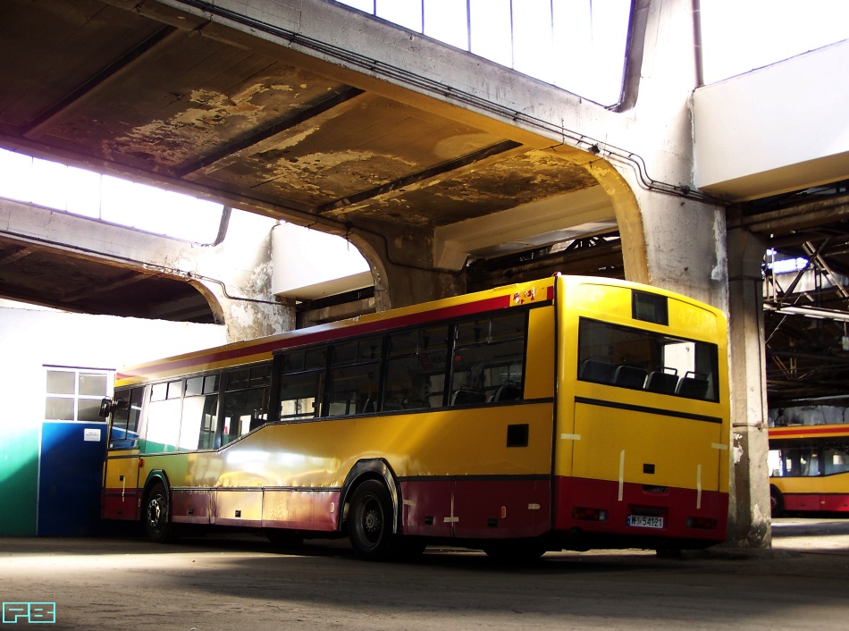 4740
Dla niektórych to już nie jest dom spokojnej starości. Kasacja.
Słowa kluczowe: M121M 4740 ZajezdniaRedutowa 2013